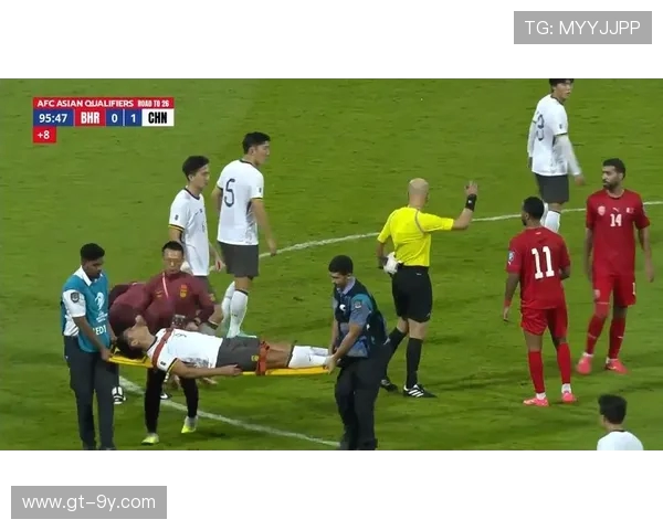 因伤被担架抬走的足球球员展现坚韧意志与运动精神的背后故事